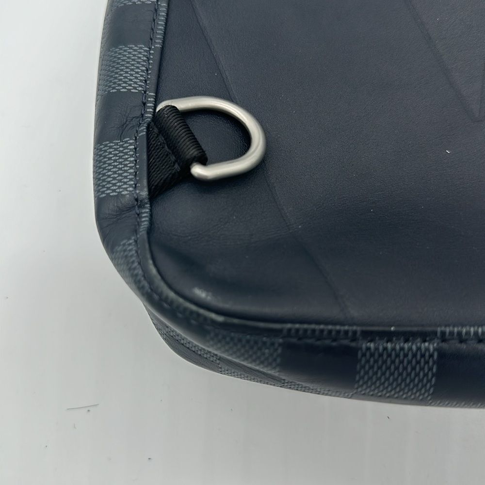 Louis Vuitton Avenue Slingbag NM - Picture 13 of 16
